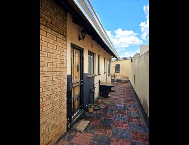 3 BEDROOM HOUSE FOR SALE IN PROTEA GLEN